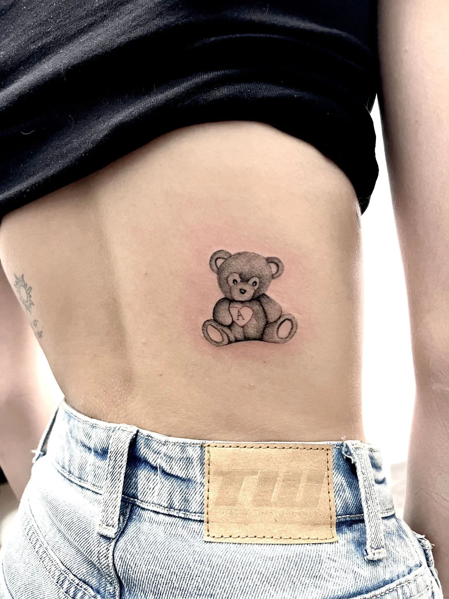 Tatuaggio di un piccolo orsetto sul fianco, fotografia di Augusta Ink Tattoo Studio ad Augusta.