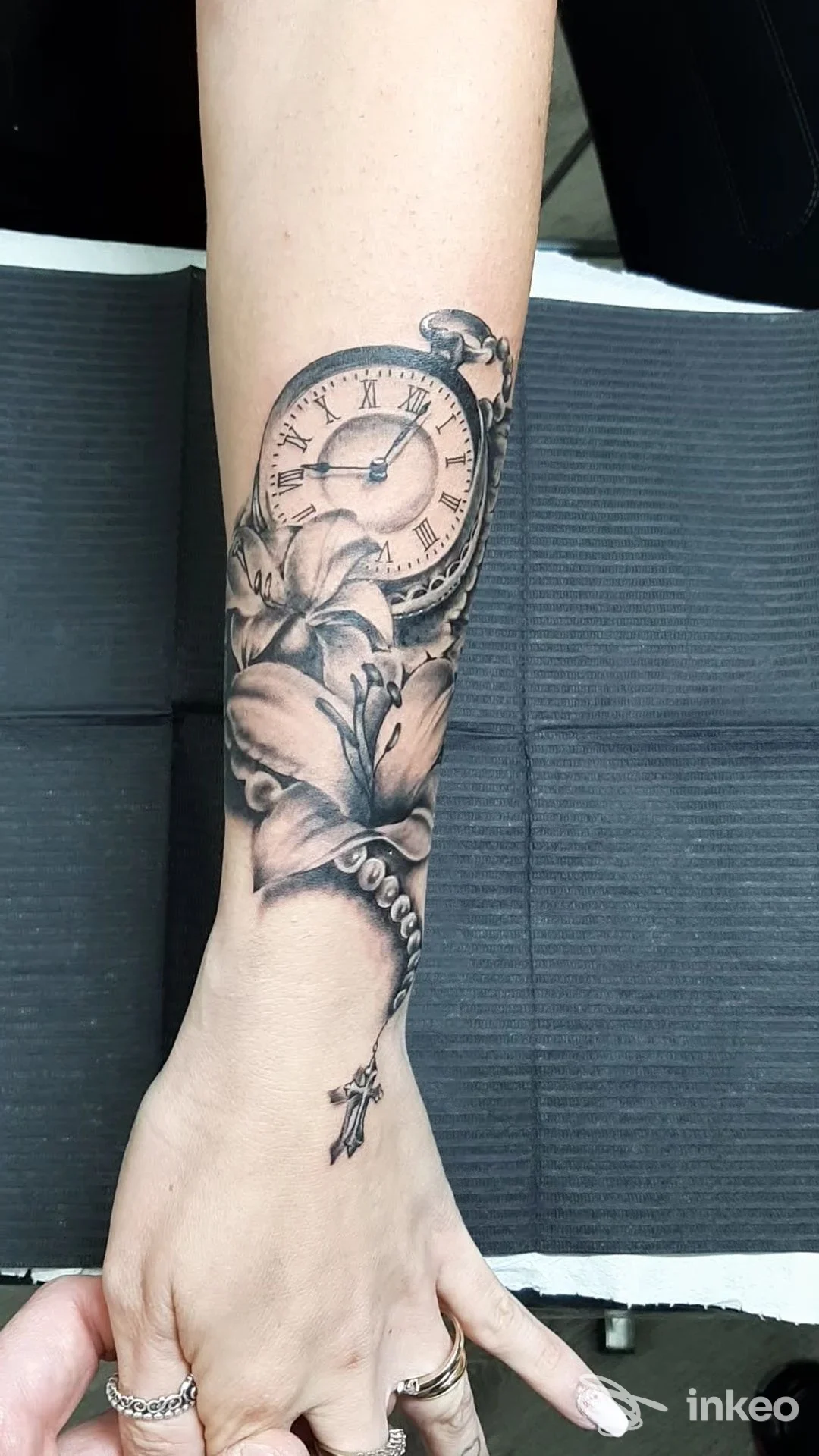 Orologio tascabile e fiori in stile black & grey tatuati sull'avambraccio, foto dello studio Ink Generation Tattoo, Ragusa.
