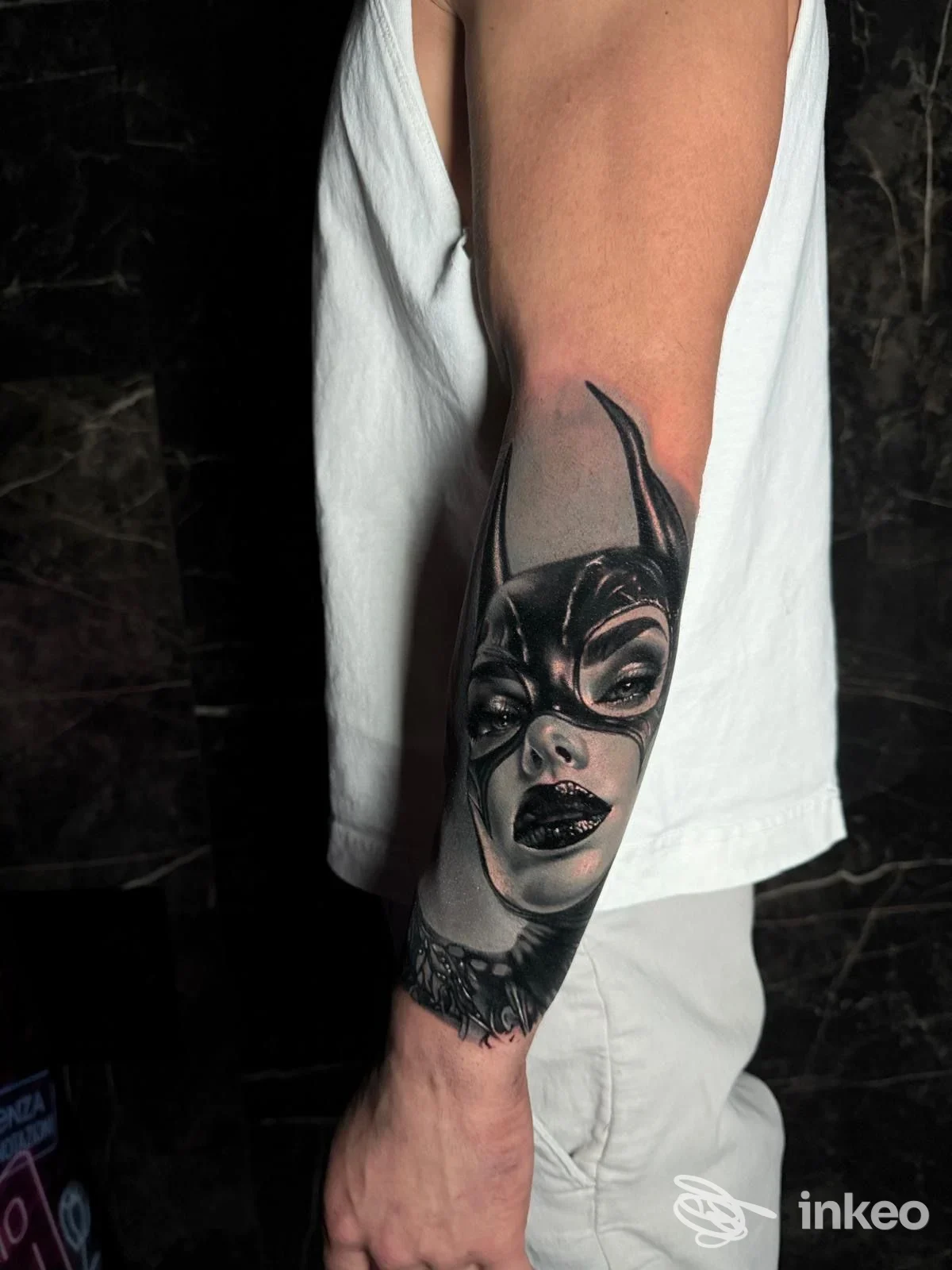 Tatuaggio realistico su avambraccio che ritrae un volto mascherato, foto inviata da M.C. TATTOO Marco Carbonaro, Catania.