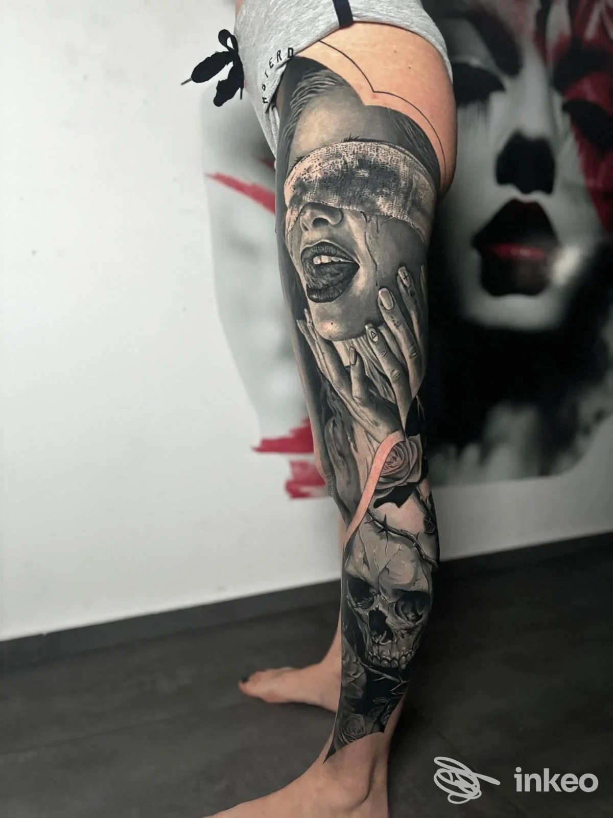 Ampia manica tatuata in bianco e nero su gamba, ritratto e teschio realistici. Foto per M.C. TATTOO Marco Carbonaro, Catania.