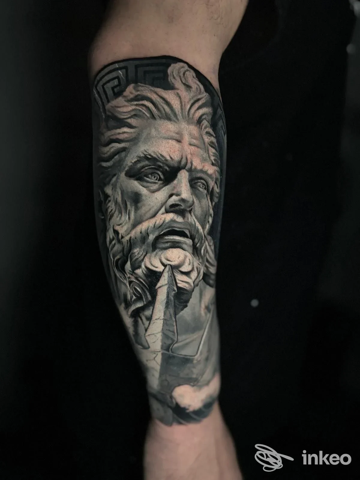 Tatuaggio realistico in nero su avambraccio raffigurante un volto scultoreo, foto fornita da M.C. TATTOO Marco Carbonaro, Catania.