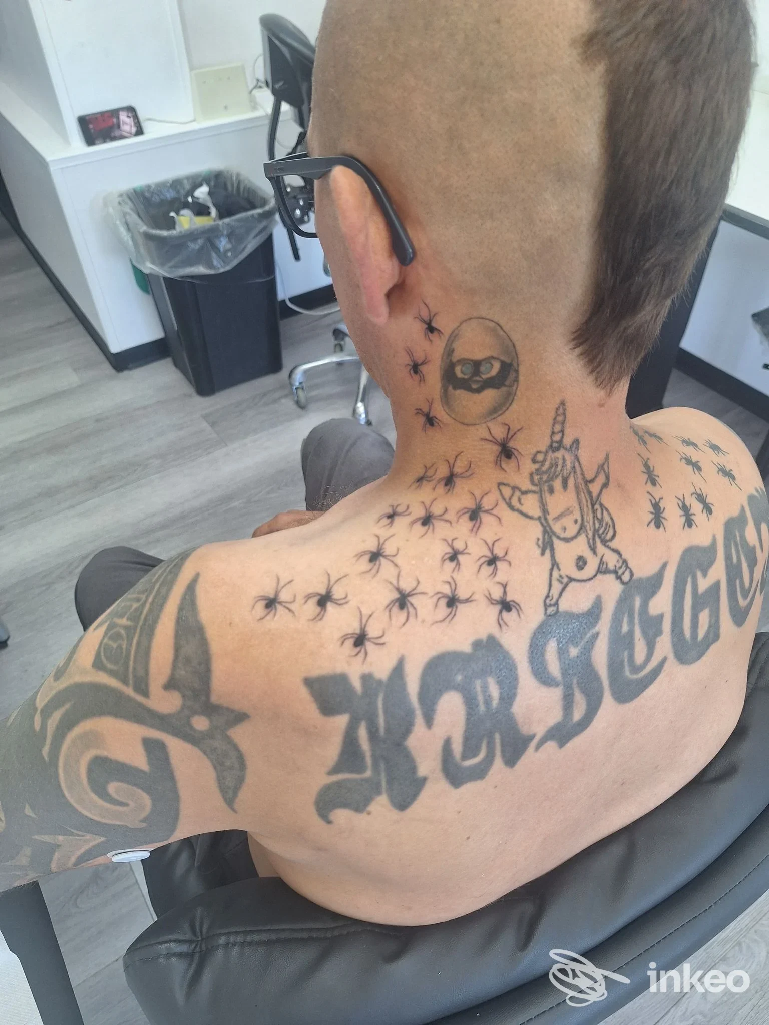 Nuca e parte alta della schiena tatuate in nero, fotografia del lavoro eseguito presso Pablo Tattoo ad Agrigento.