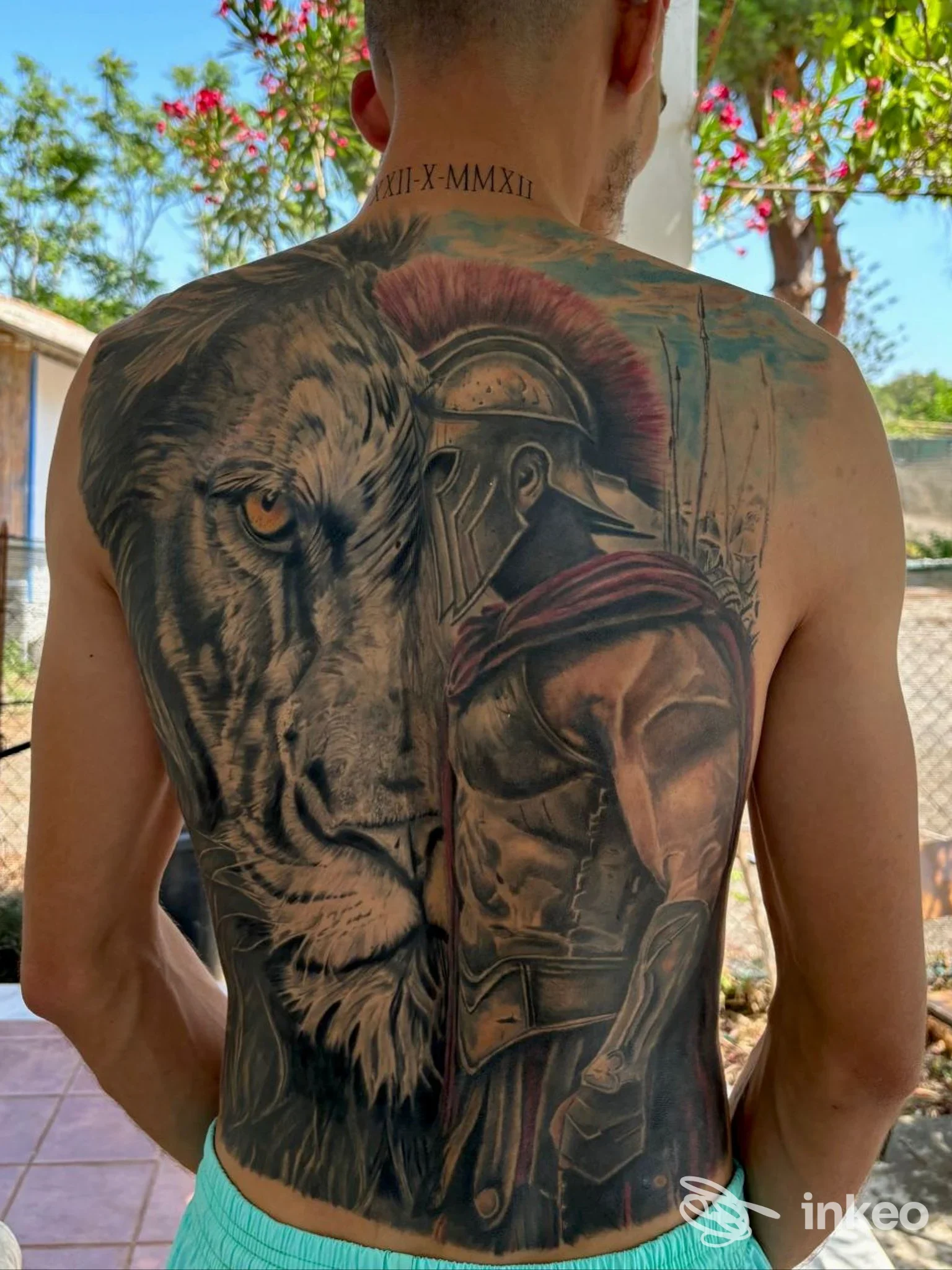 Ampia schiena tatuata con leone e guerriero, opera fotografata presso SM tattoo art stefano mazzone a Carlentini Nord.
