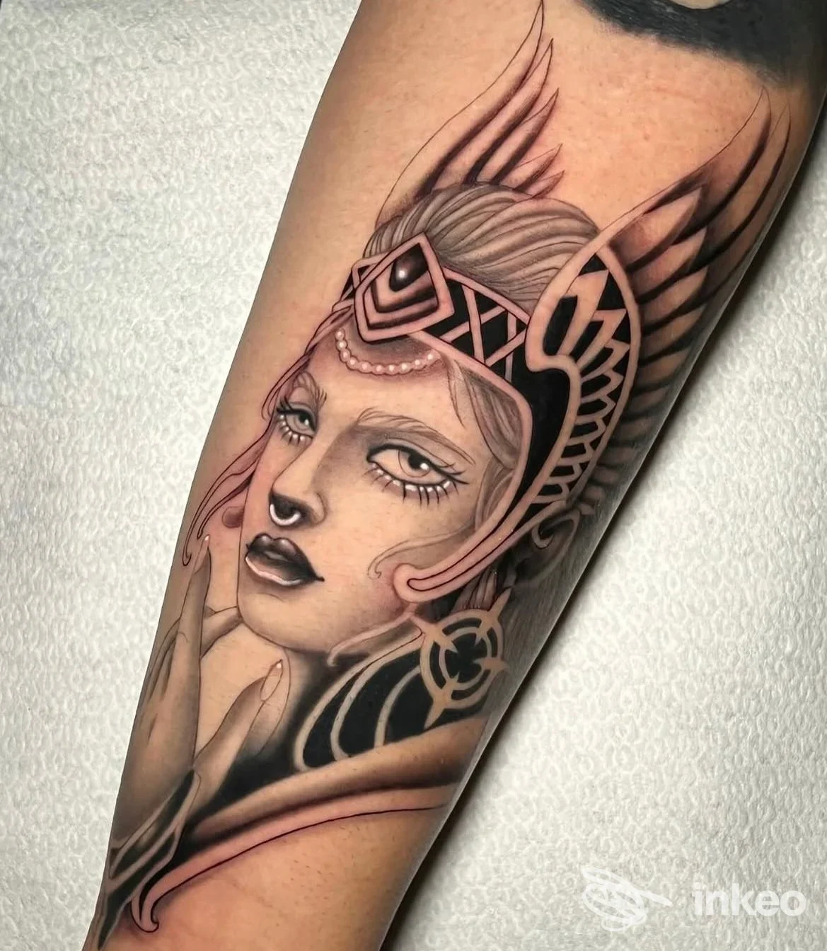 Tatuaggio su avambraccio con volto femminile ed elmo alato, Pandemonium Tattoo Studio, Palermo.