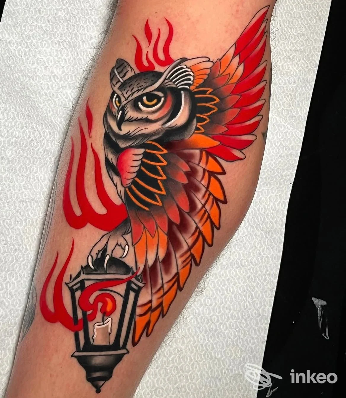 Tatuaggio a colori di un gufo stilizzato con lanterna e fiamme sul polpaccio, realizzato da Pandemonium tattoo studio a Palermo.