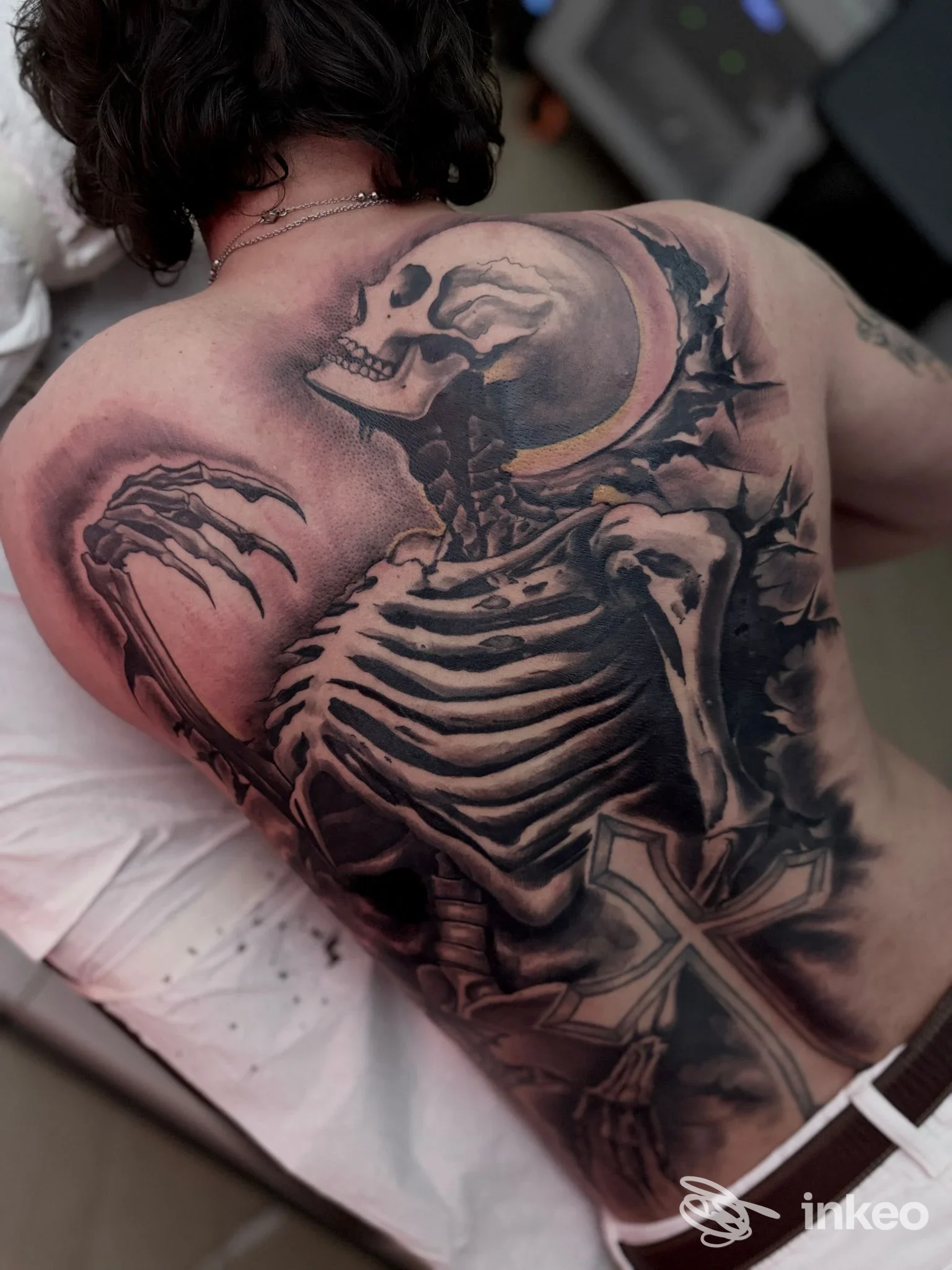 Grande tatuaggio black & grey raffigurante uno scheletro sulla schiena, Skin Project TATTOO, Mazara del Vallo.