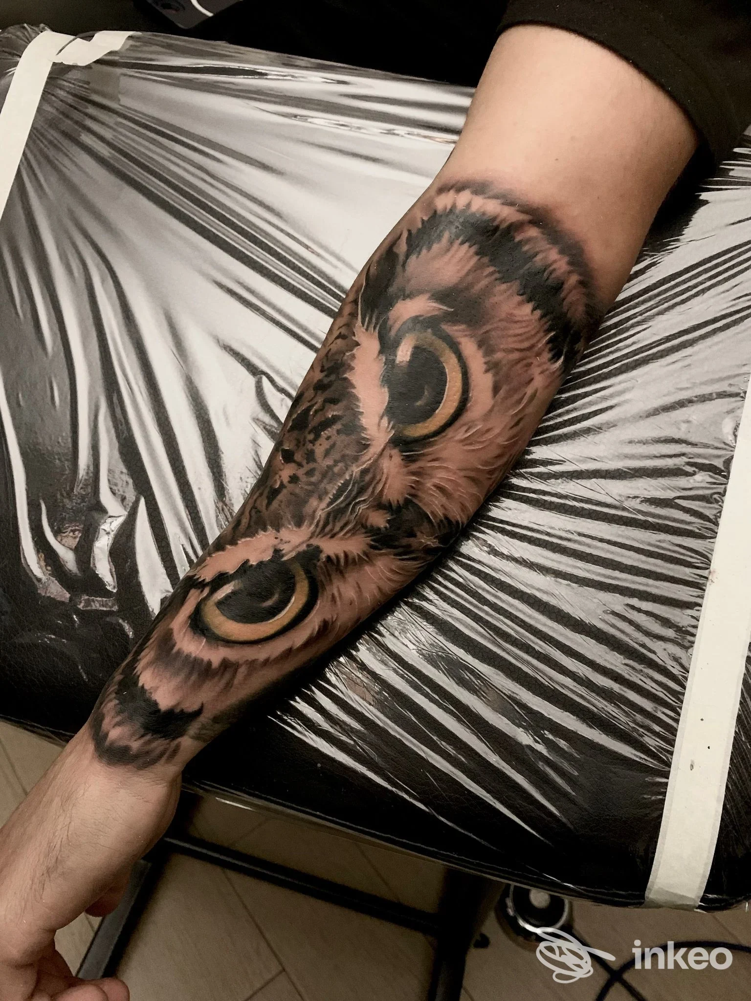 Avambraccio tatuato con grandi occhi di gufo, foto fornita dallo studio Skin Project TATTOO, Mazara del Vallo.