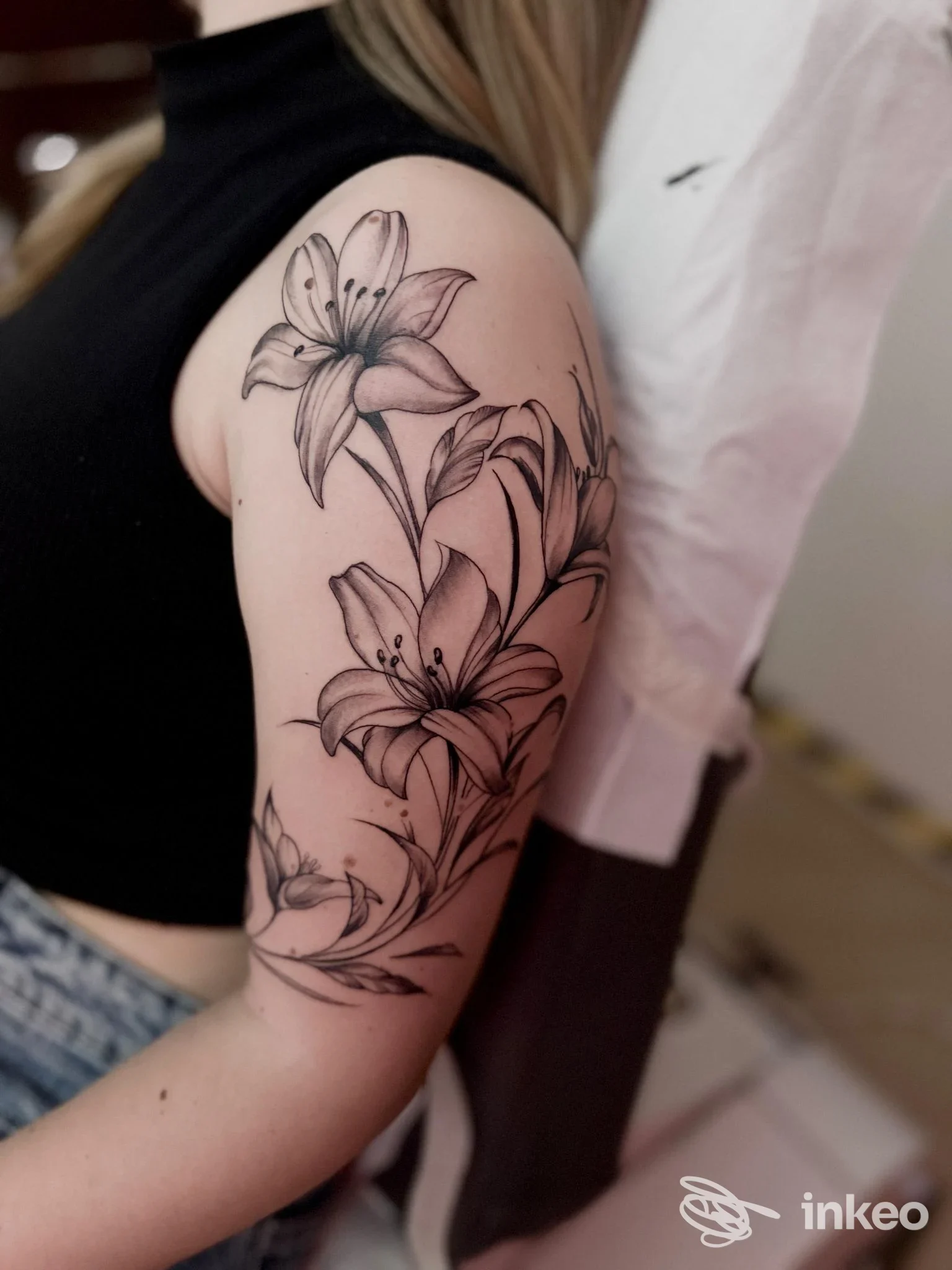 Tatuaggio floreale in bianco e nero sul braccio superiore, foto portfolio di Skin Project TATTOO Peppe Gucciardo, Mazara del Vallo.