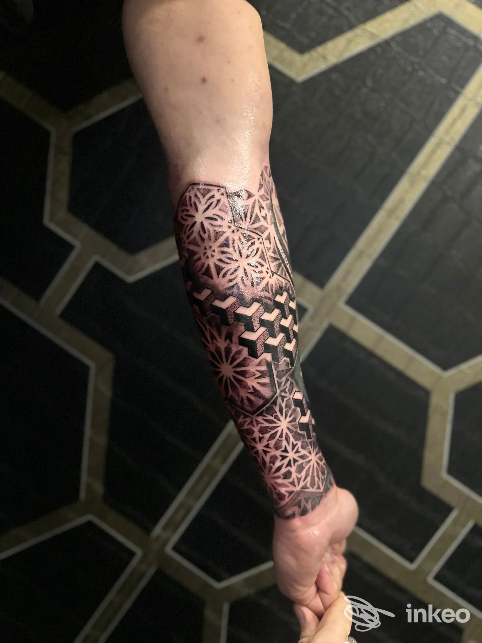 Avambraccio tatuato con pattern geometrico e motivi floreali, realizzato da TATTOO STUDIO Focarino Salvatore a Mazara del Vallo.