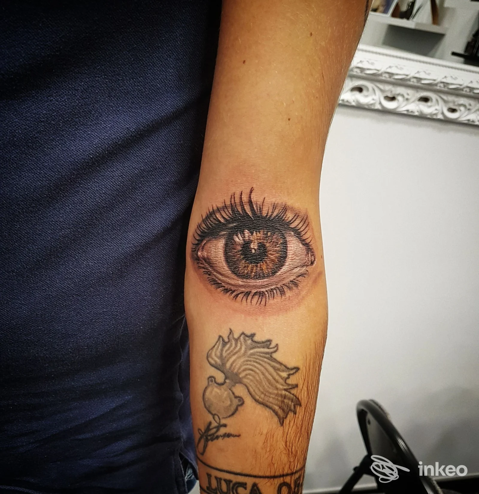 Occhio tatuato realistico sull'avambraccio interno, con altri piccoli tatuaggi. TATTOO STUDIO Focarino Salvatore, Mazara del Vallo.