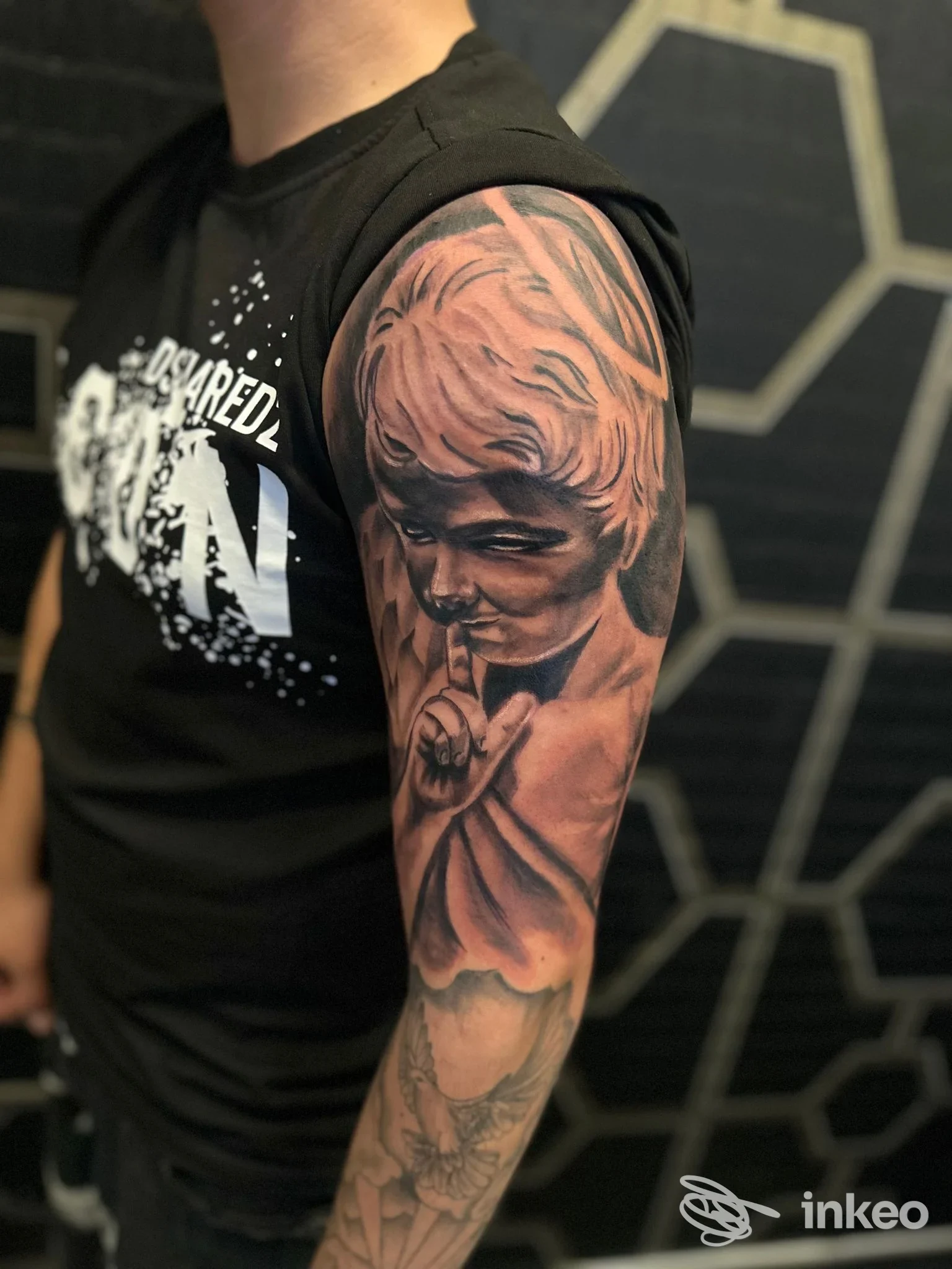 Manica parziale tatuata in stile realistico sul braccio destro, immagine fornita da TATTOO STUDIO Focarino Salvatore, Mazara del Vallo.