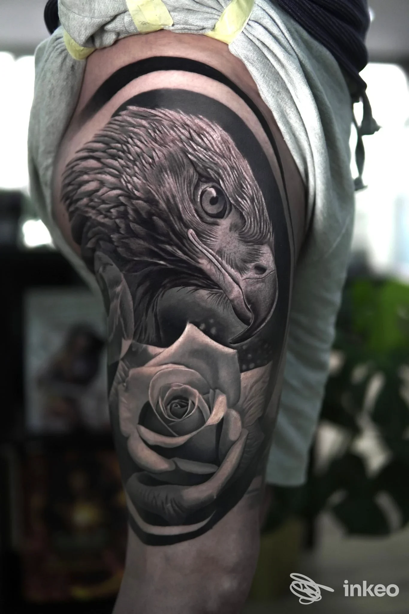Tatuaggio realistico in bianco e nero con testa d'aquila e rosa sul braccio superiore — TRIMARCHI TATTOO STUDIO, Acireale.