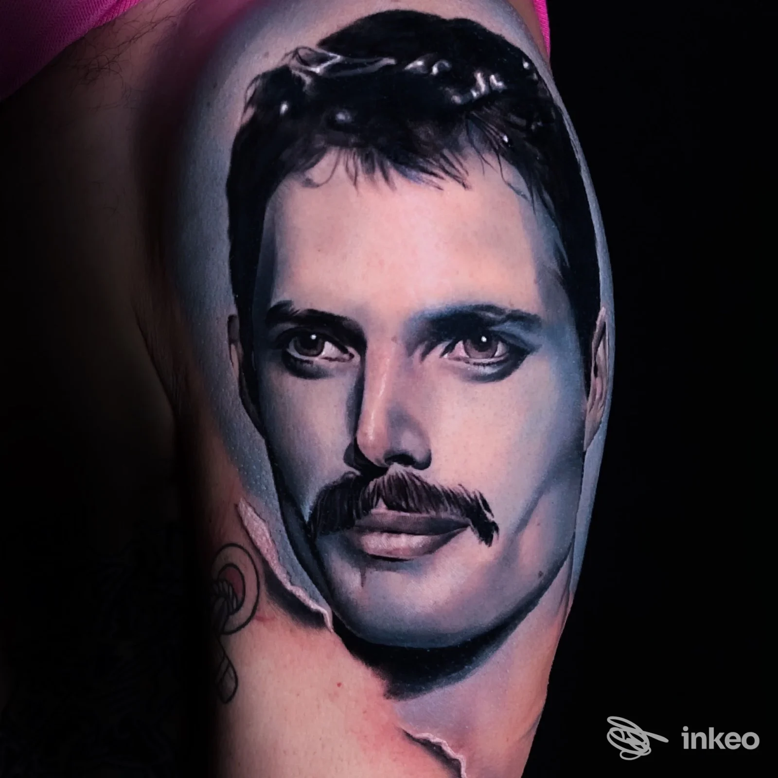 Ritratto realistico tatuato sulla parte superiore del braccio, TRIMARCHI TATTOO STUDIO, Acireale.