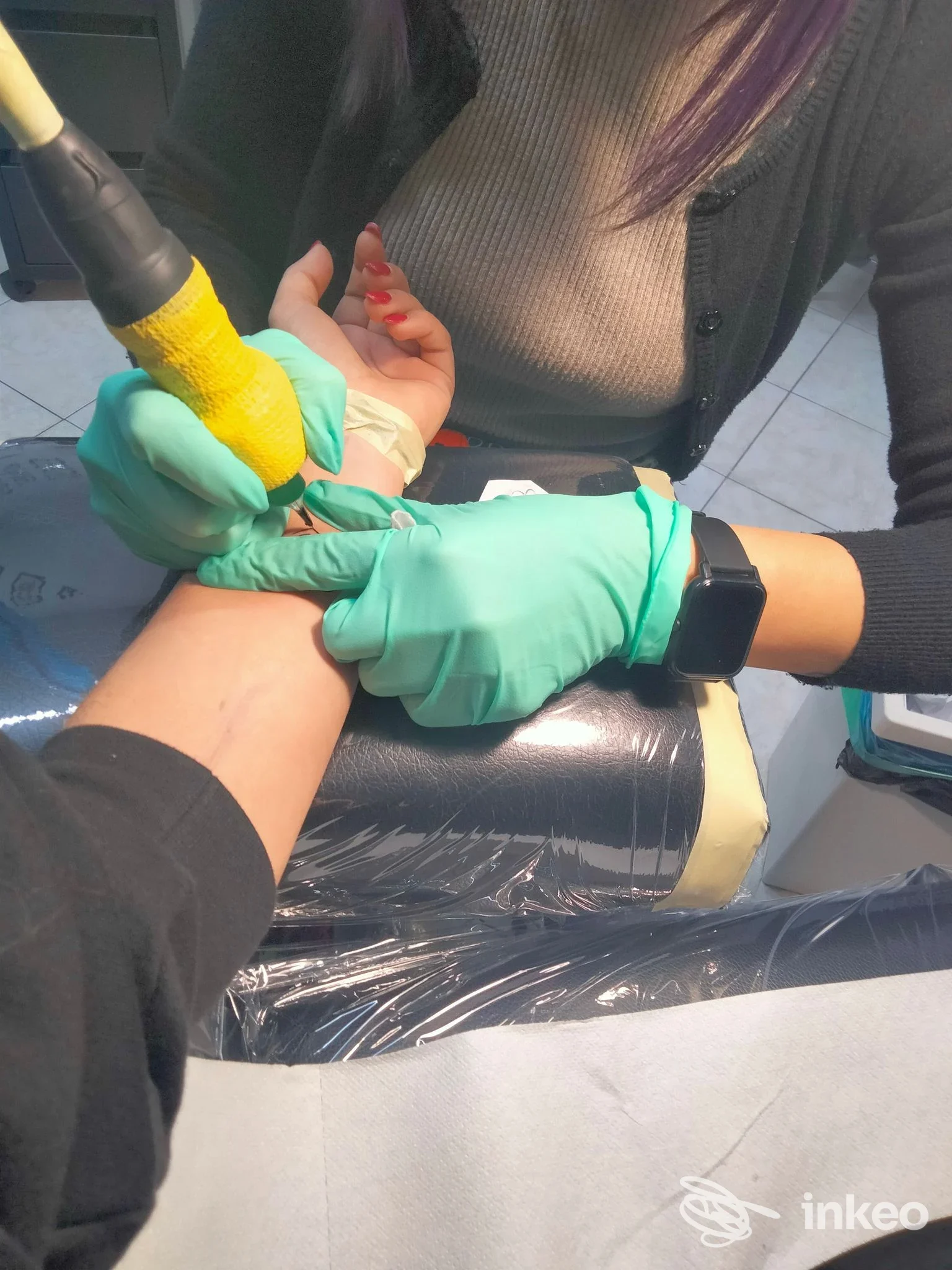 Tatuaggio in corso sull'avambraccio presso World Art Tattoo, Caltagirone.