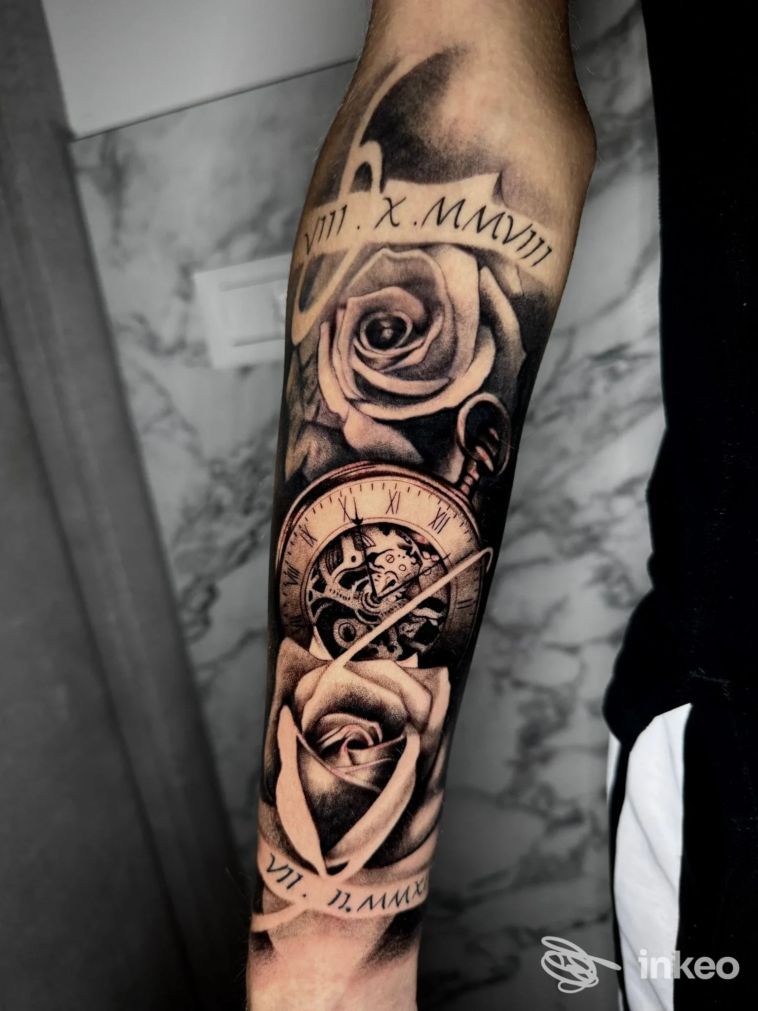 Avambraccio tatuato con rose e orologio in stile black&grey, scatto di Gaga ink Tattoo Atelier, Pisa.