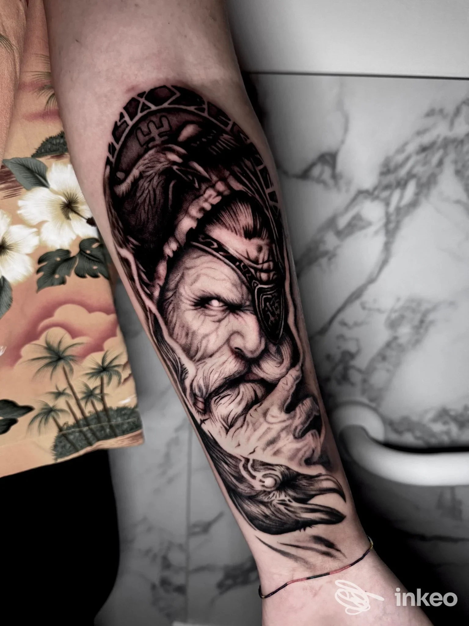 Tatuaggio realistico in bianco e nero su avambraccio mostrato dallo studio Gaga ink Tattoo Atelier a Pisa.