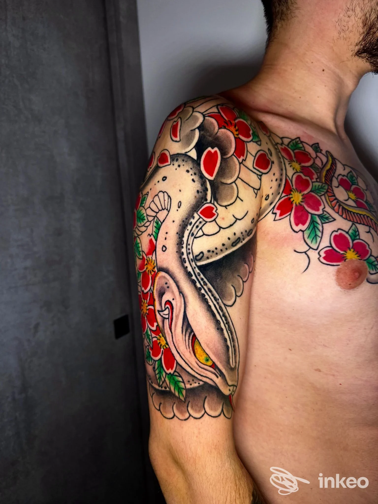 Tatuaggio a colori su spalla e petto fotografato in studio, lavoro mostrato da Gaga ink Tattoo Atelier a Pisa.