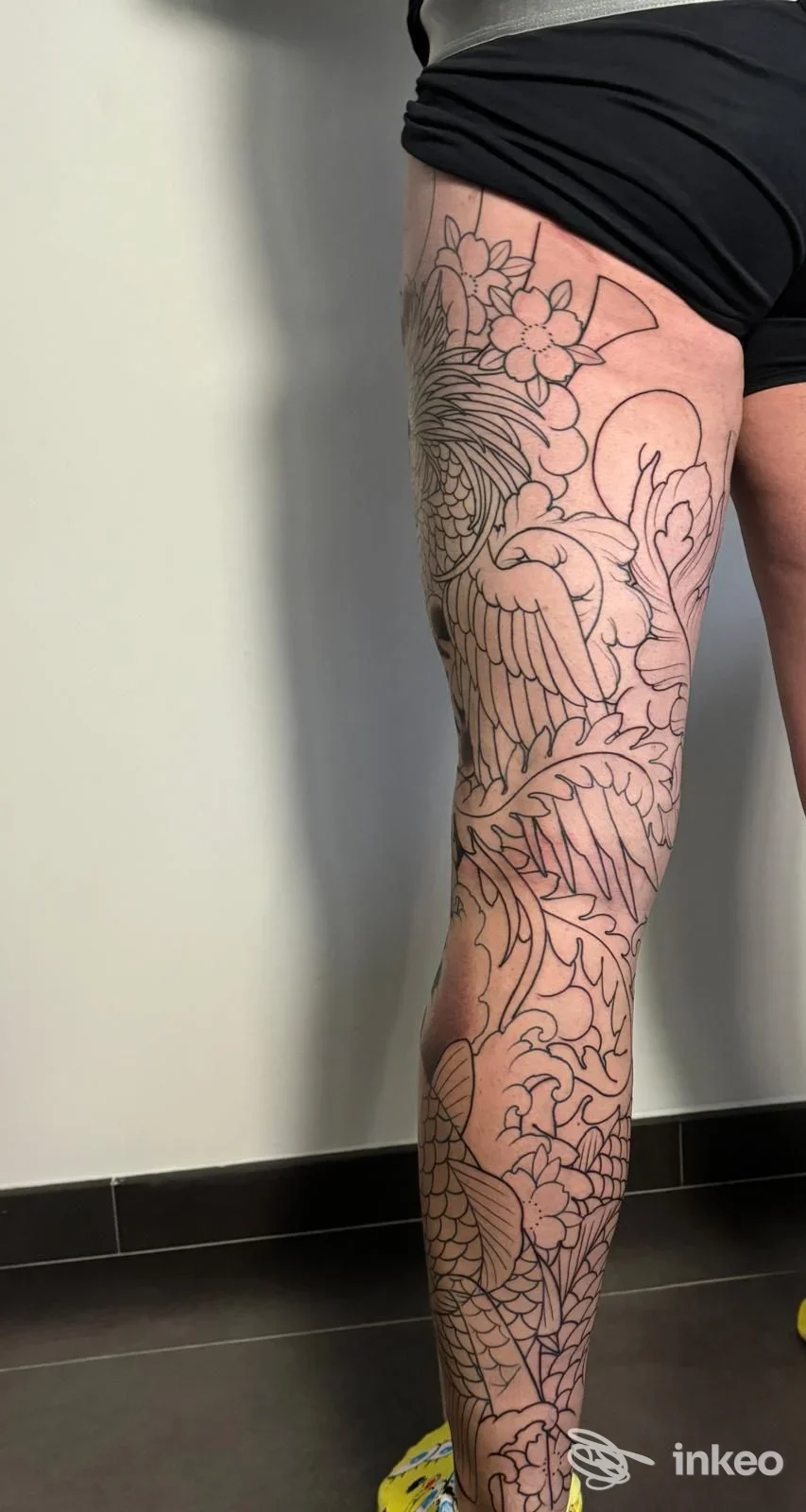Foto di un ampio tatuaggio a linee sulla gamba destra, Gentes Scriptae Tattoo & Piercing Studio, Firenze.