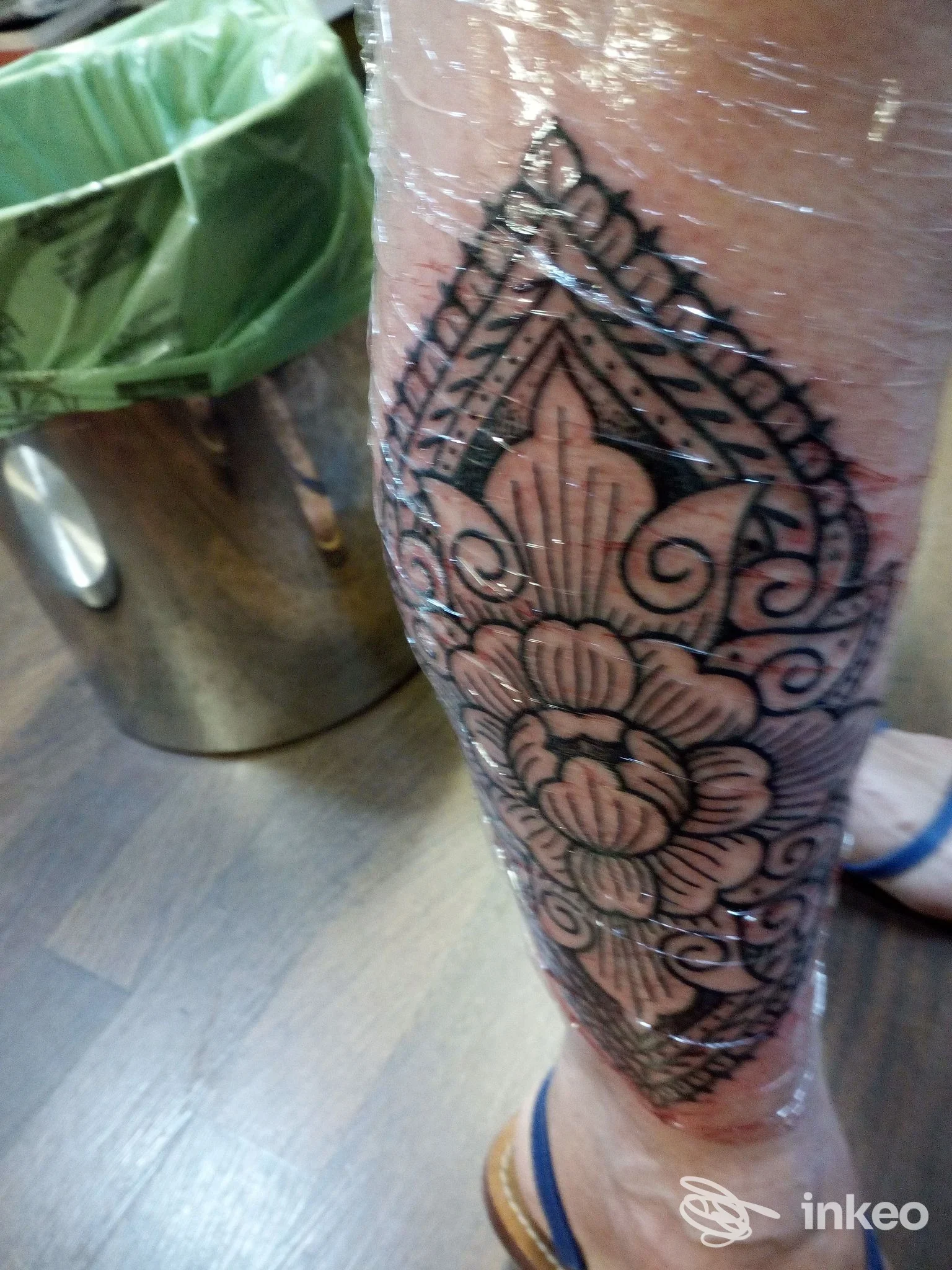 Tatuaggio ornamentale fresco sul polpaccio, avvolto in pellicola, foto fornita da Gentes Scriptae Tattoo & Piercing Studio, Firenze.
