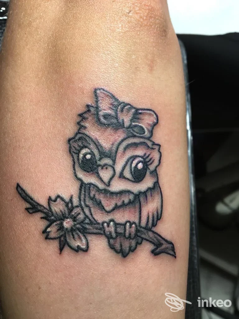 Tatuaggio gufo stilizzato sull'avambraccio, foto inviata da Gigi Tattoo Artstudio a Marina di Carrara.