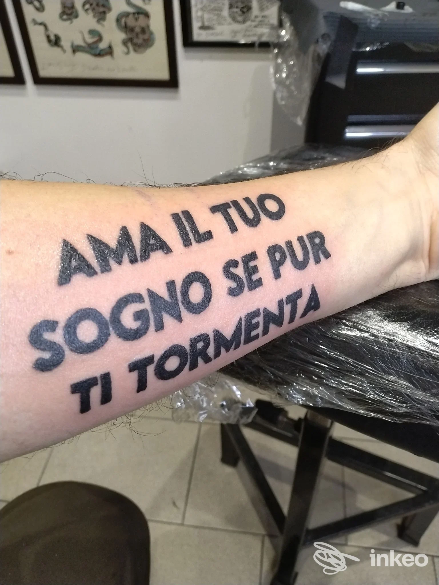 Tatuaggio lettering nero sull'avambraccio, foto proveniente da Great Seal Tattoo Lodge a Montecatini Terme.