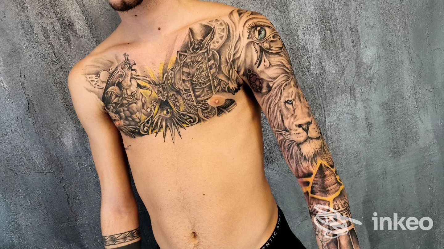 Torace e braccio destro con tatuaggi realistici in bianco e nero, fotografia fornita dallo studio Giulia Pucci Tattoo a Cascina.