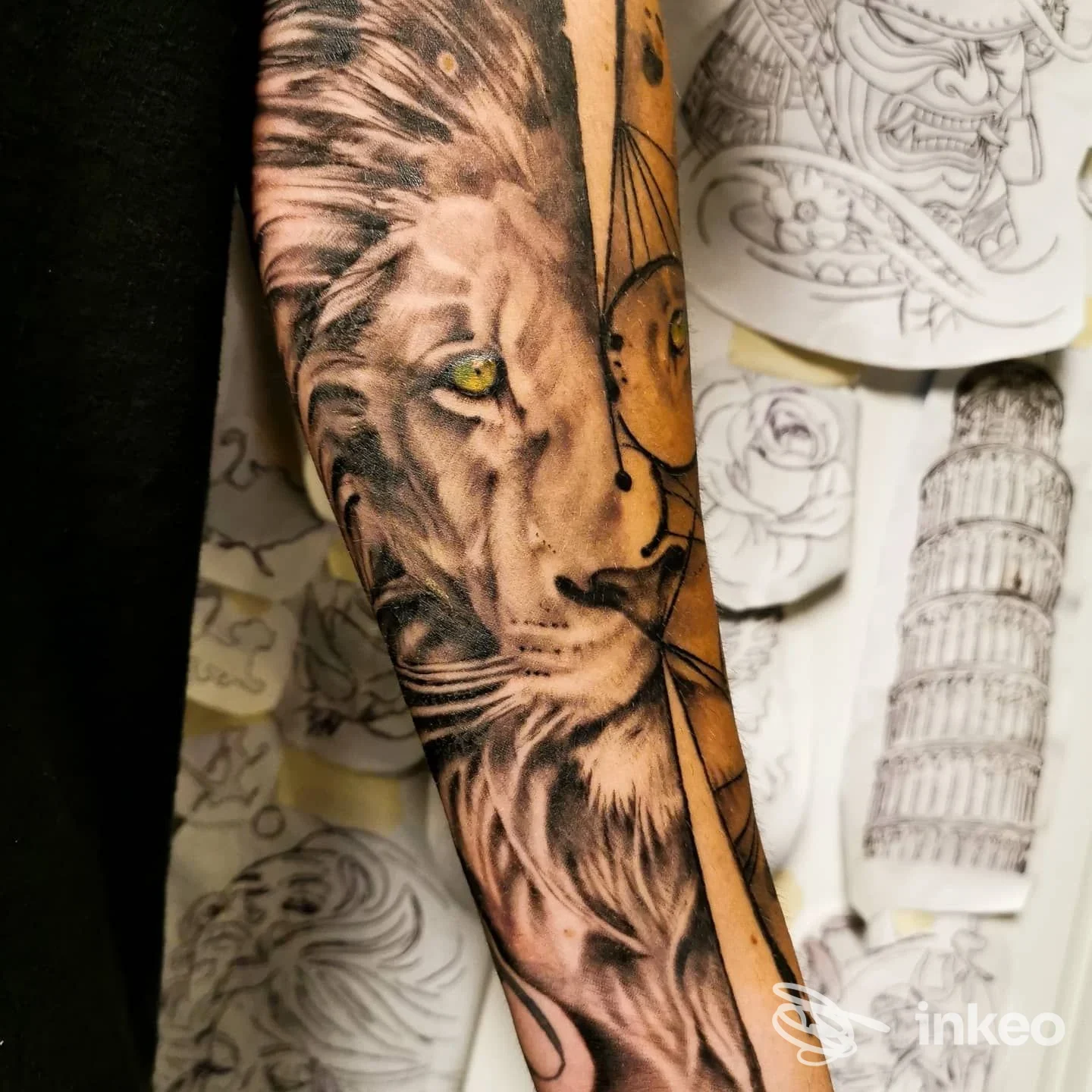 Grande tatuaggio realistico di leone sull'avambraccio fotografato nello studio Giulia Pucci Tattoo a Cascina.