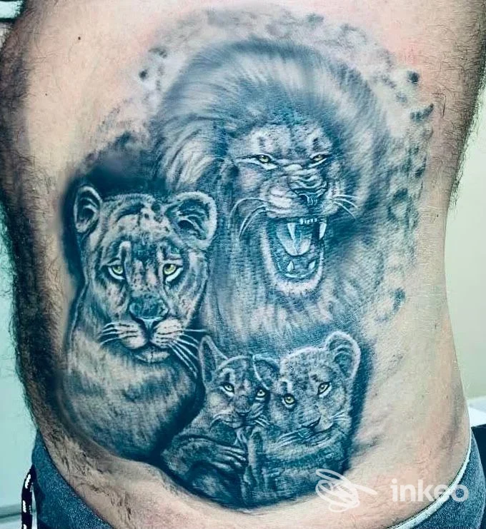 Grande tatuaggio realistico con leoni sul fianco, realizzato da Graffionero Tattoo a Caprona.