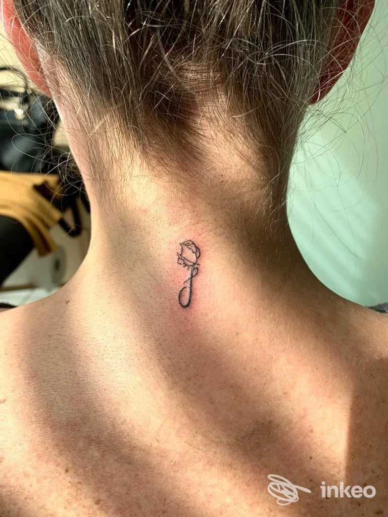 Piccolo tatuaggio a linee sottili sulla nuca; scatto interno eseguito in Graffionero Tattoo, Caprona.