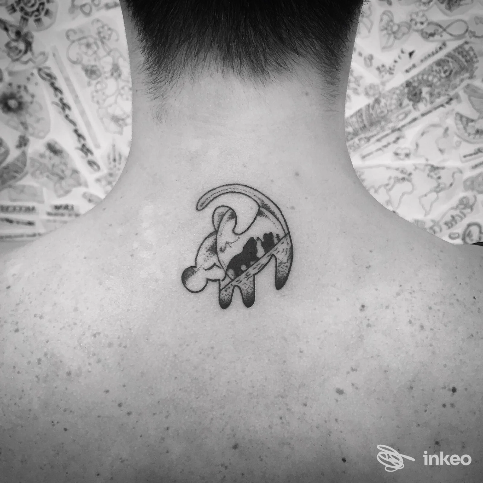 Tatuaggio piccolo al centro della parte alta della schiena, realizzato da Hide and Seek • Tattoo Shop a Borgo San Lorenzo.