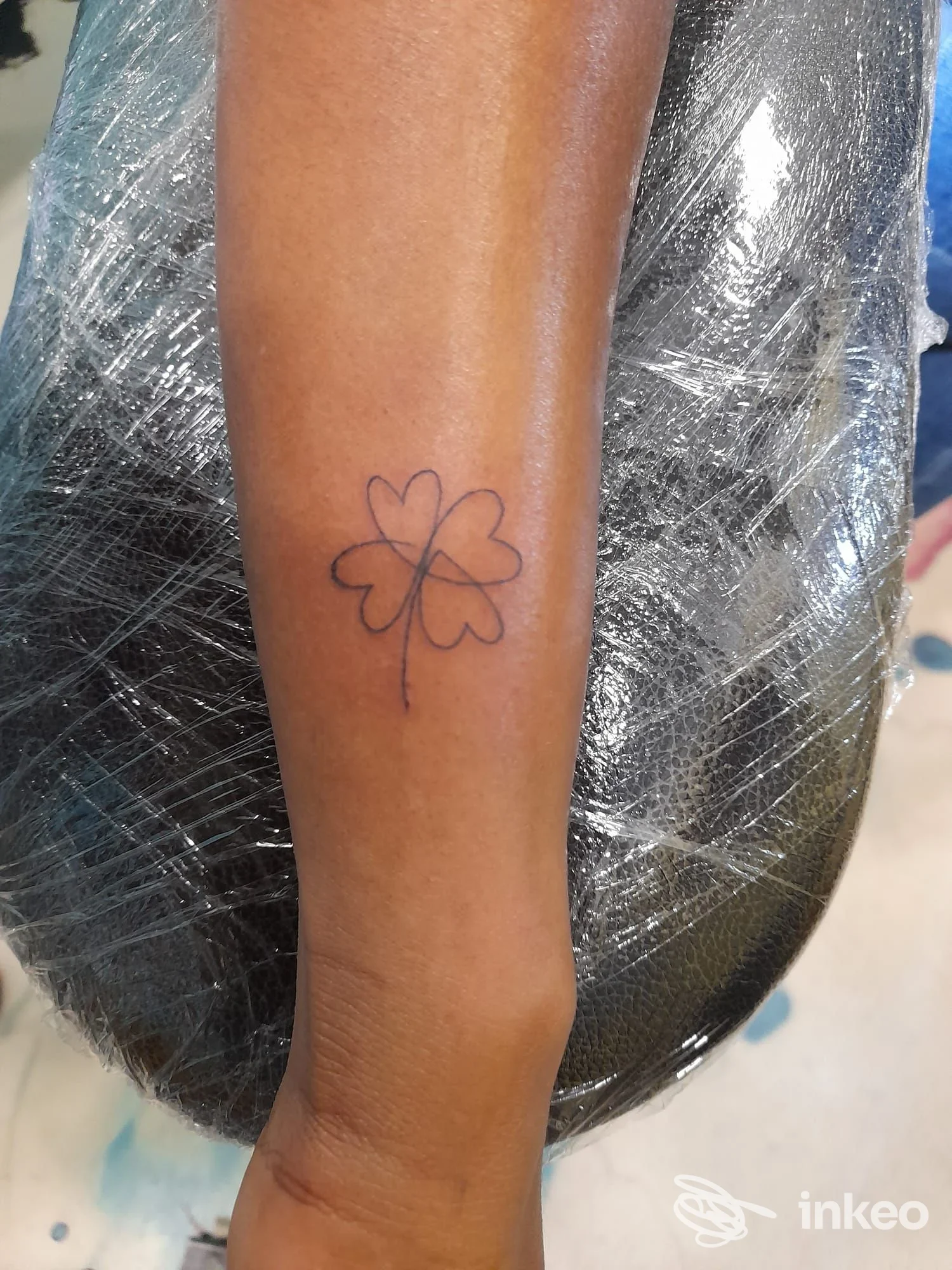 Semplice trifoglio a contorno tatuato sull'avambraccio, foto scattata nello studio Hold the Line - Tattoo Shop a Livorno.