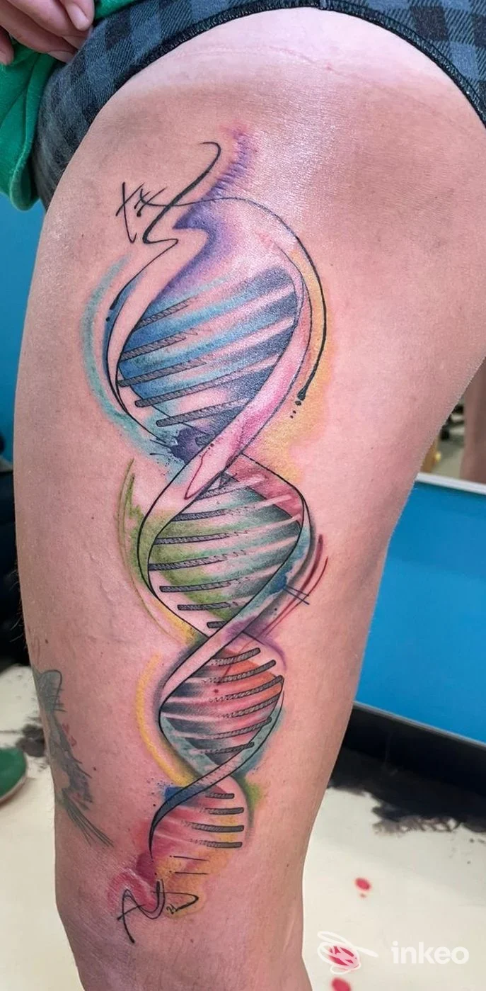 Tatuaggio a elica di DNA e colori acquerellati sulla coscia, realizzato da Hold the Line - Tattoo Shop a Livorno.