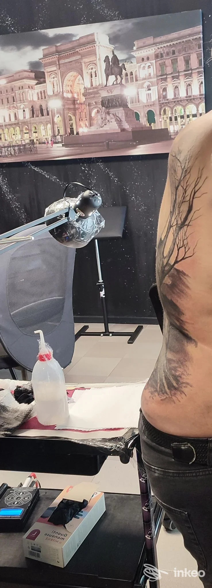 Un tattoo evidente sulla pelle di un torace, in primo piano nello studio di tatuaggi Cattivi Maestri-Inkarma. I dettagli del tratto sono visibili, senza volto della persona.