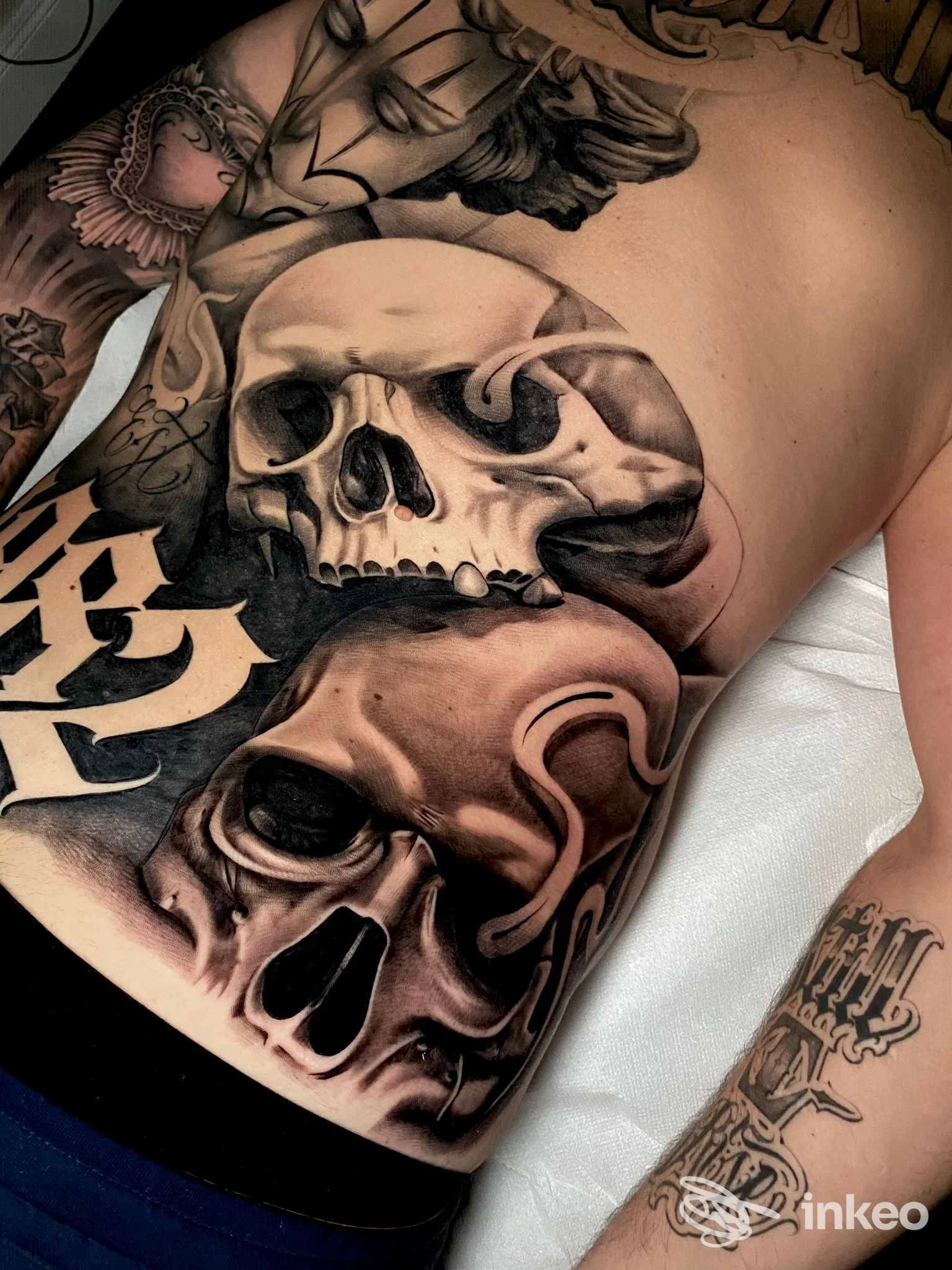 Dettaglio di tatuaggi su torace e addome con grandi teschi, Hoodgang Tattoo Studio, Montale.