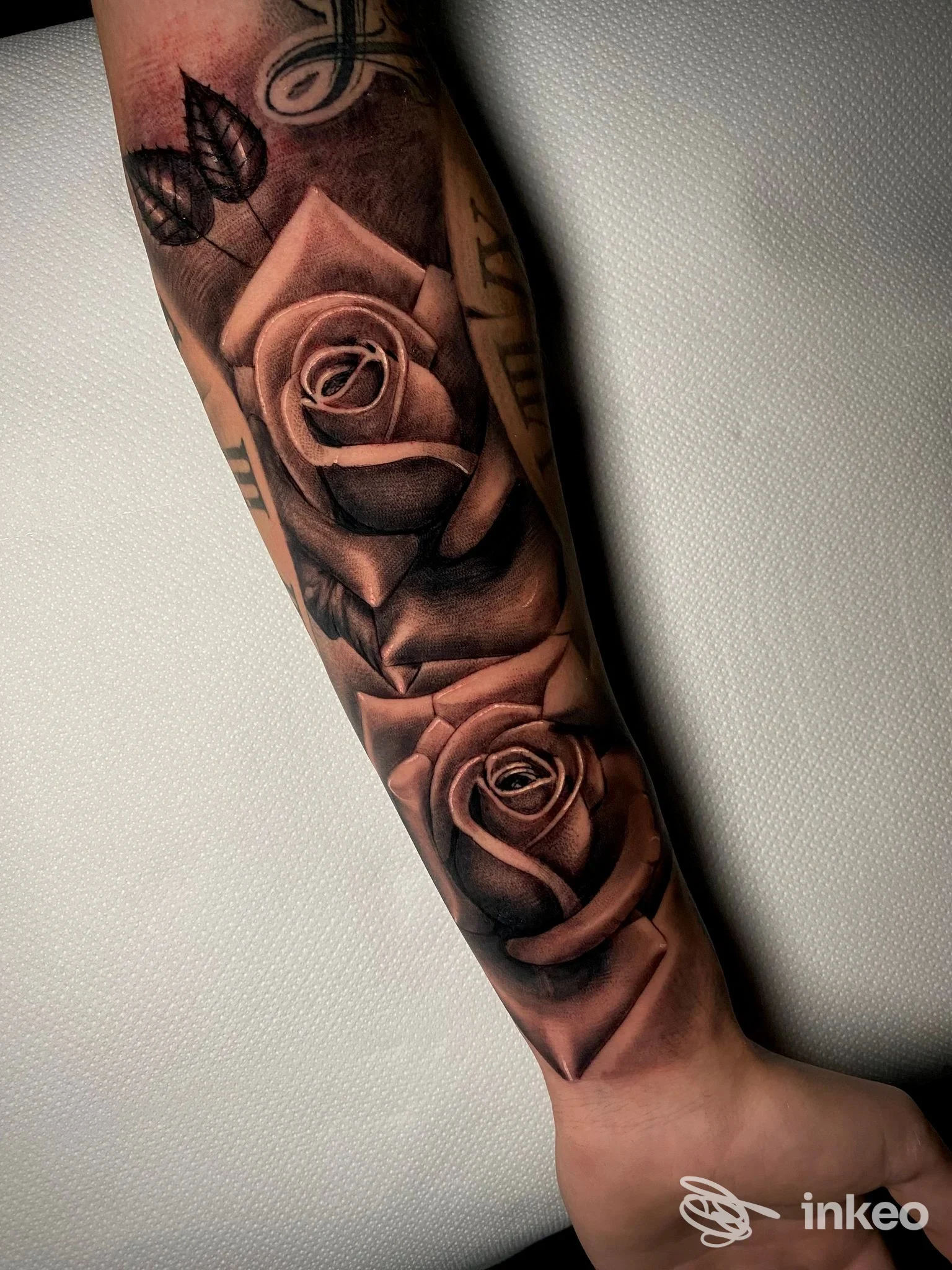 Tatuaggio realistico di rose in bianco e nero sull'avambraccio, fotografia per Hoodgang Tattoo Studio a Montale.