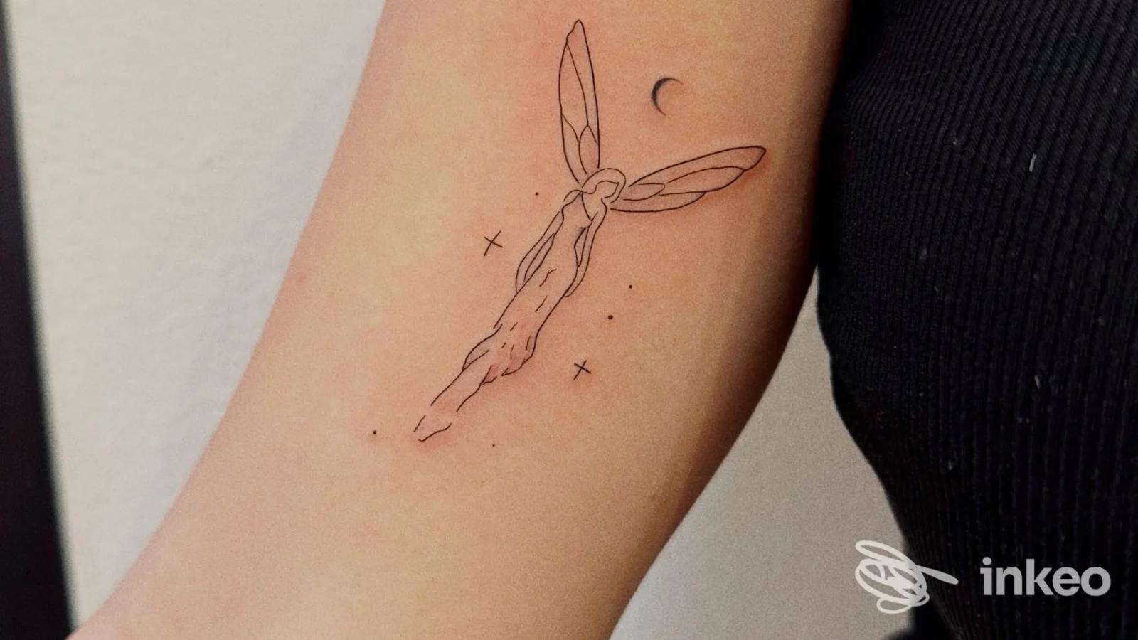 Piccolo tatuaggio linework sull'avambraccio interno, delicato e minimale; foto fornita da Ikigai Tattoo Studio, Firenze.