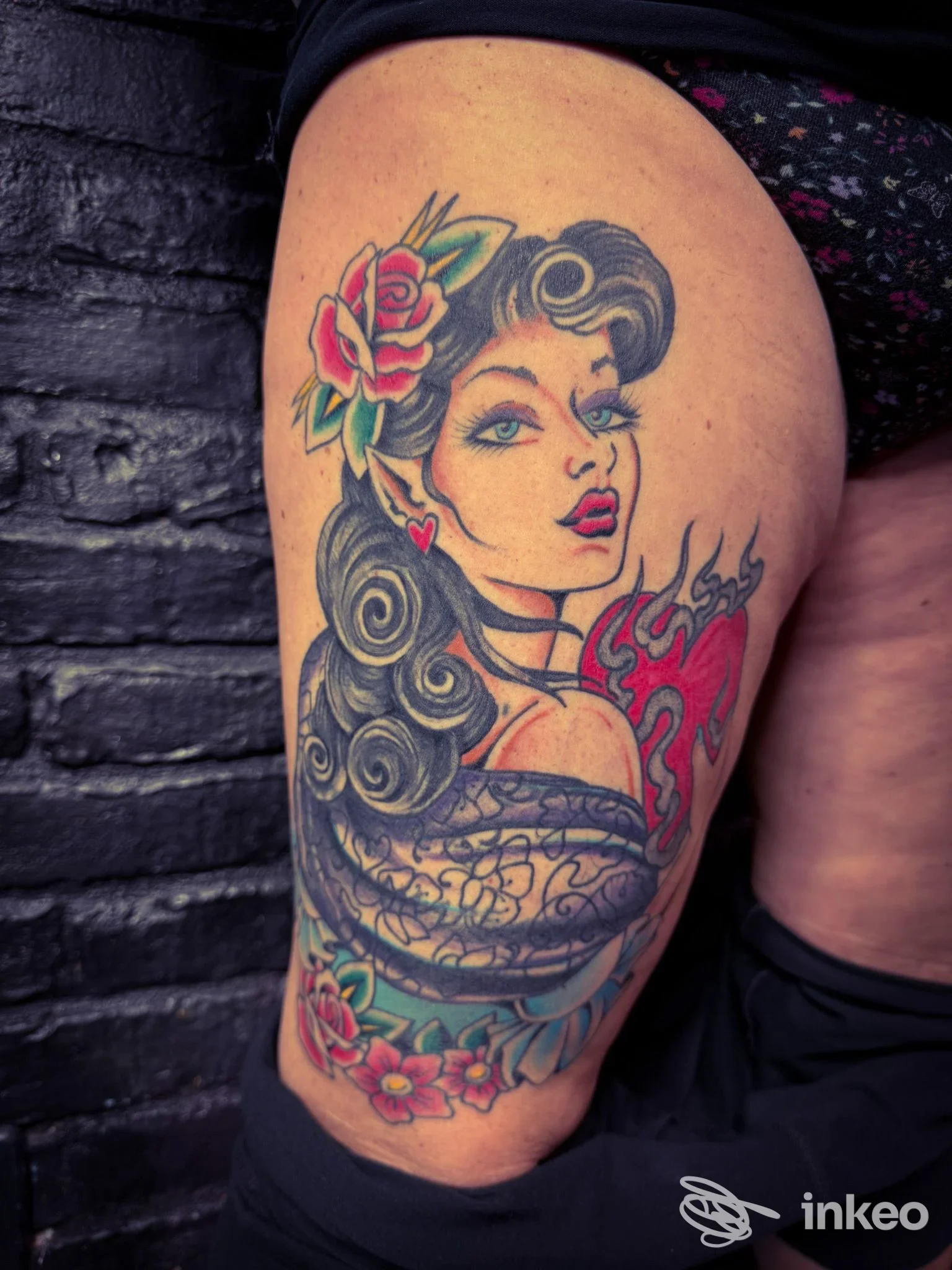 Grande tatuaggio colorato su coscia con volto femminile, rose e cuore, GIULS TATTOOER - Tatuaggi Follonica, Follonica.