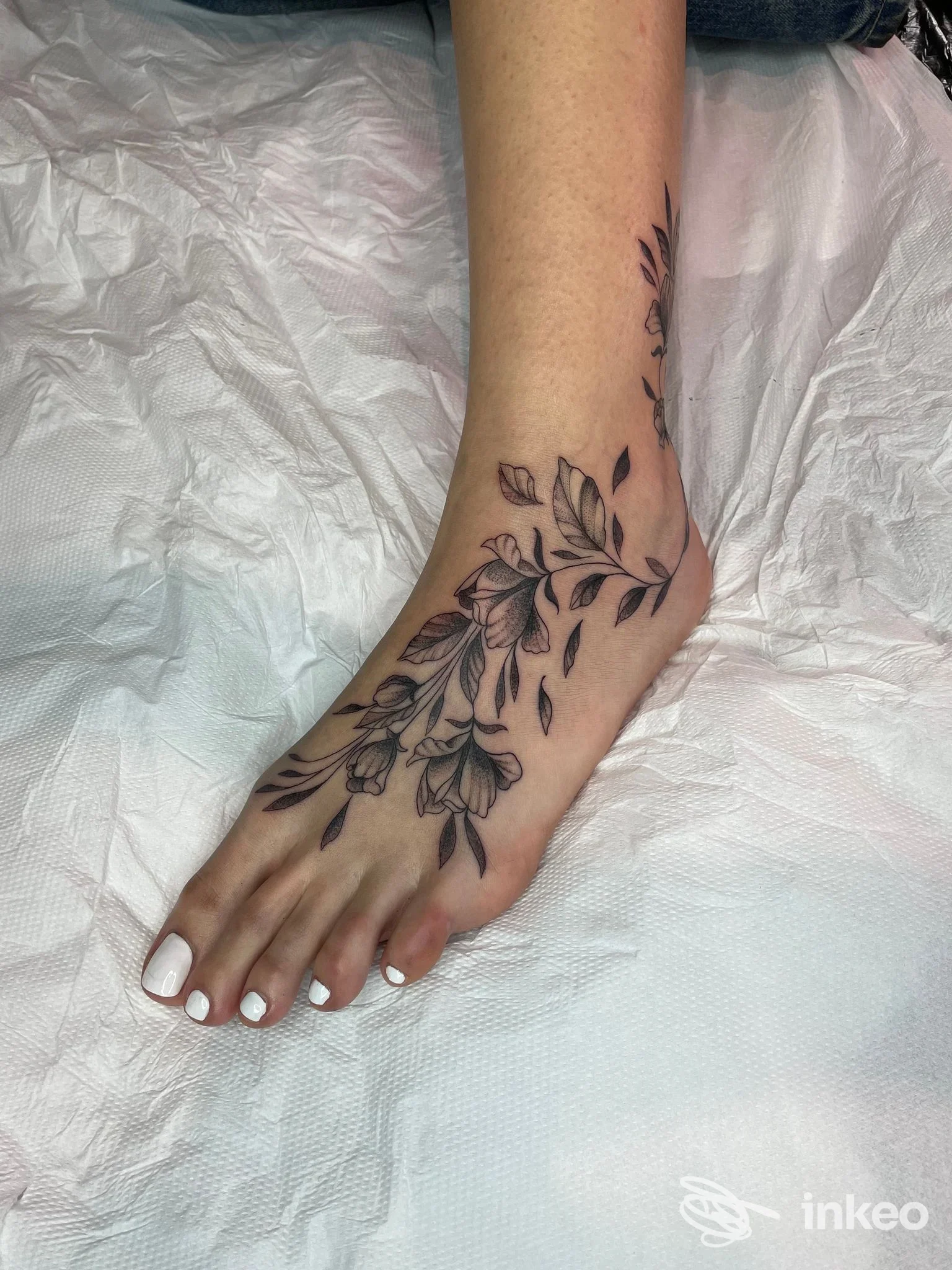 Tatuaggio floreale sul dorso del piede e caviglia, foto da Holy Ink Tattoo Atelier a Firenze.