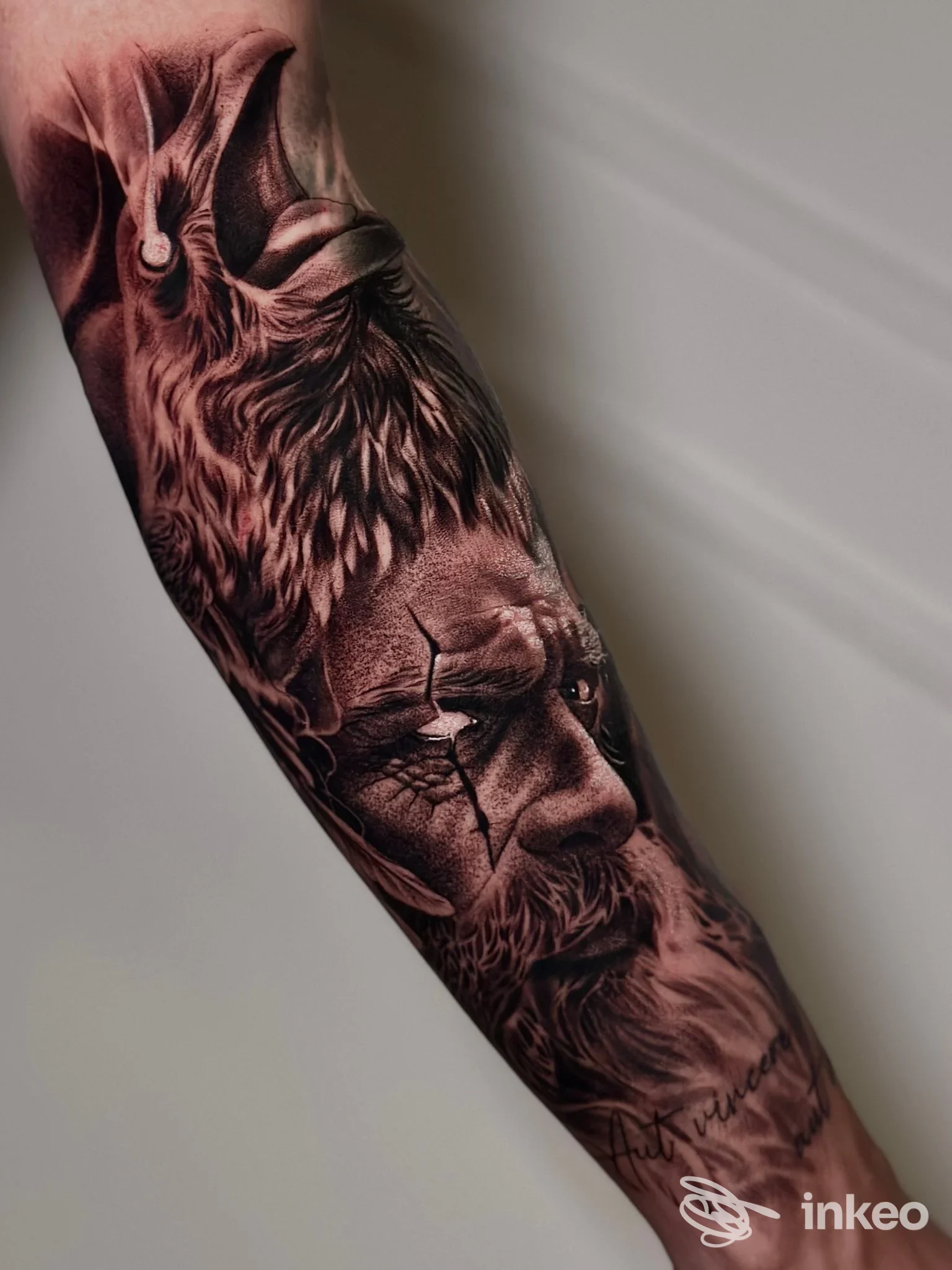 Avambraccio tatuato con ritratto realistico e testa di uccello, foto per Holy Ink Tattoo Atelier Firenze.