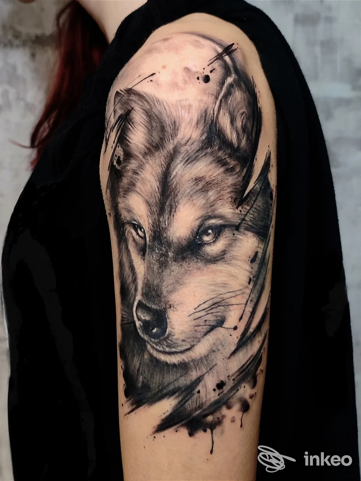Tatuaggio realistico di testa di lupo sull'avambraccio superiore, foto presentata da IKONOCLASTA Tattoo Art Factory, Firenze.