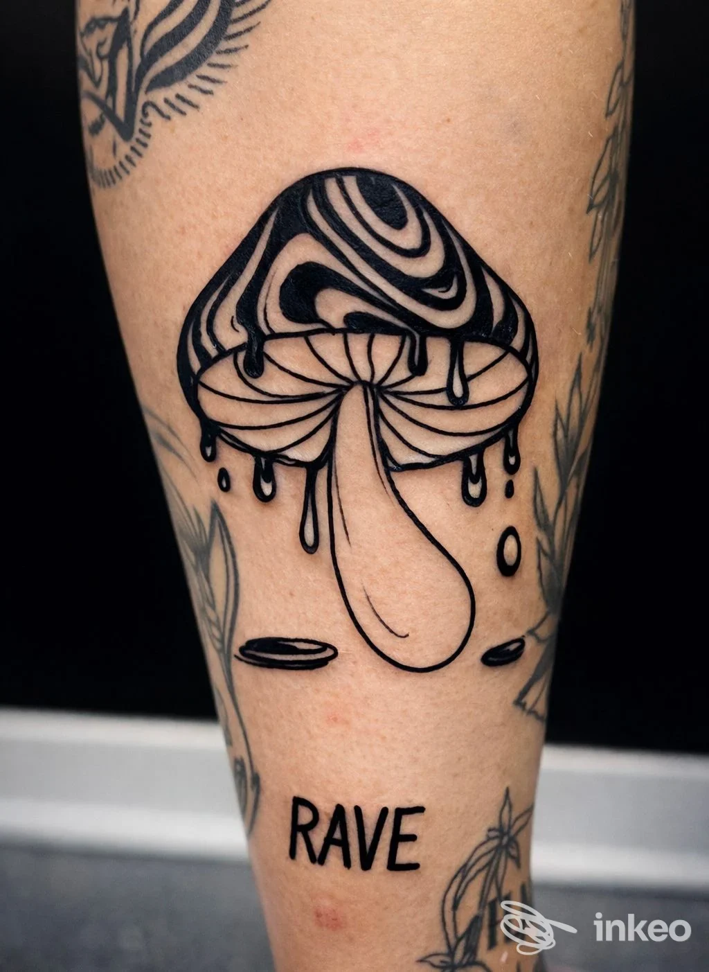 Tatuaggio fungo nero stilizzato sull'avambraccio, foto fornita da Inke Tattoo & Piercing a Capannori.
