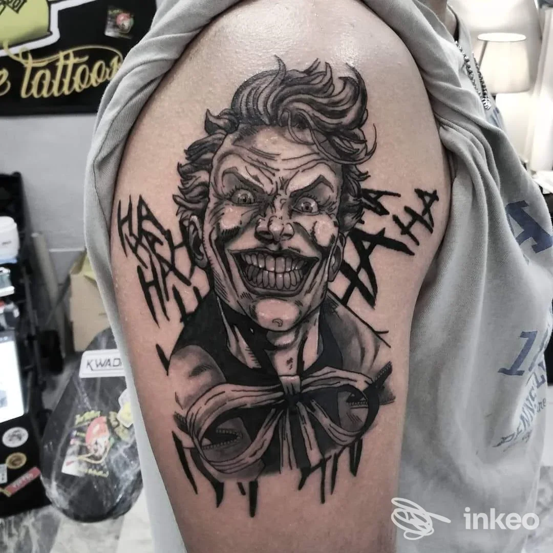 Tatuaggio ritratto in bianco e nero del Joker sul bicipite, foto scattata nello studio Joe Tattoos a Pisa.
