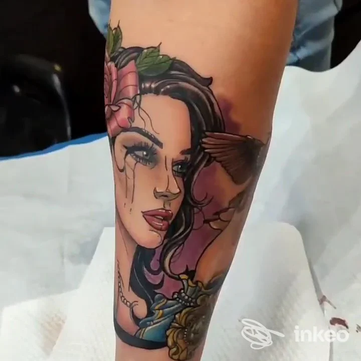 Tatuaggio sull'avambraccio con volto femminile stilizzato e fiori, lavoro fotografato presso Joe Tattoos Pisa, Pisa.