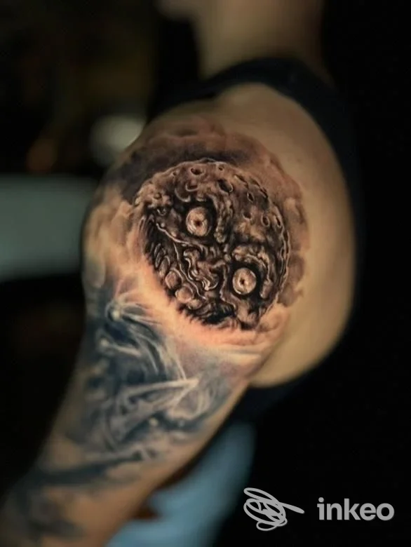 Tatuaggio sulla spalla e alto braccio, fotografia dello studio La Ruggine Tattoo Studio a Terranuova Bracciolini.