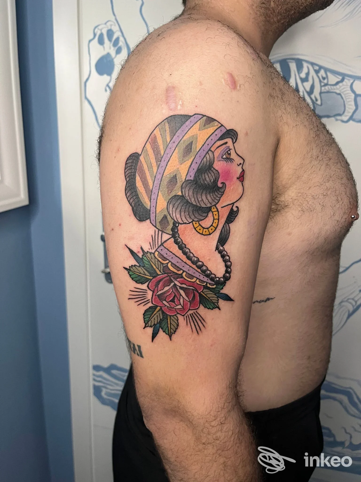 Tatuaggio tradizionale colorato sul deltoide destro che ritrae il profilo di una donna e una rosa — Inkdependent Pisa, Riglione-Oratoio.