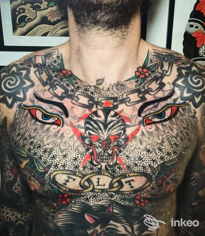 Ampio tatuaggio sul petto con teschio centrale e motivi decorativi, fotografia fornita da LVB Tattoo Parlour, Arezzo.