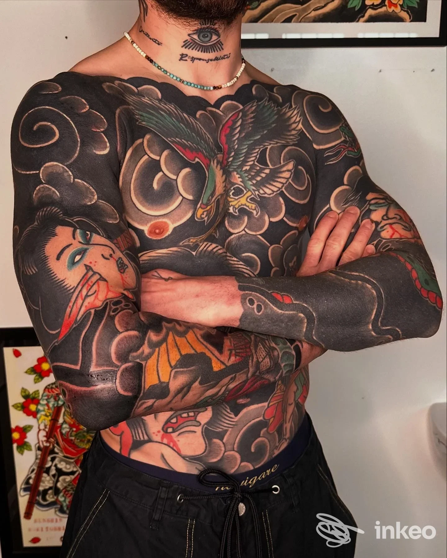 Torace e braccia completamente tatuati in stile tradizionale, foto dello studio LVB Tattoo Parlour, Arezzo.