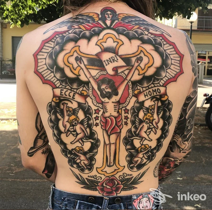 Ampio tatuaggio tradizionale sul dorso raffigurante un crocifisso con angeli; LVB Tattoo Parlour, Arezzo.