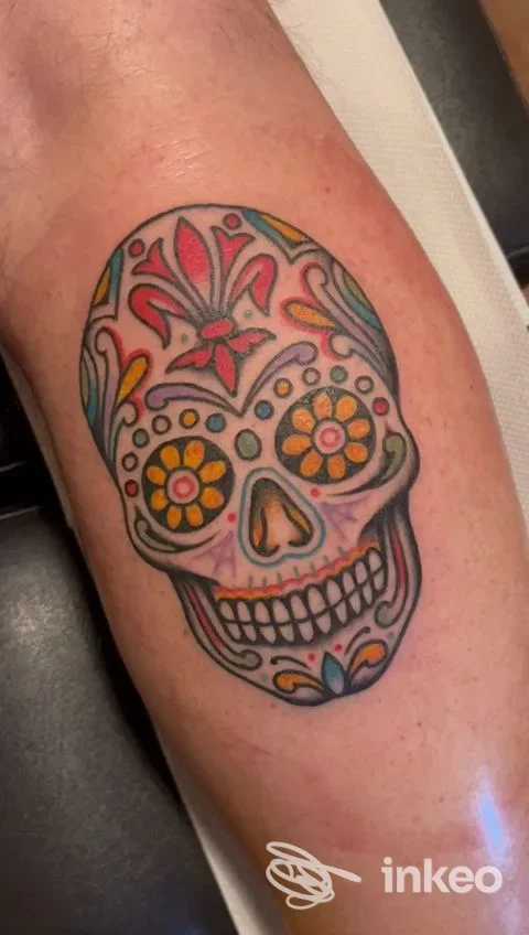 Tatuaggio colorato a tema sugar skull sul polpaccio, realizzato da Little Dipper Tattoo, Scandicci.