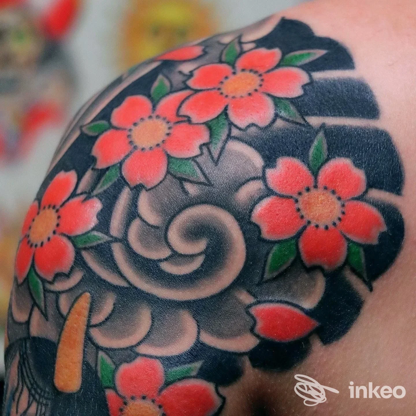 Dettaglio di tatuaggio floreale colorato sulla spalla, Lo Studiolo Tattoo & Art Gallery, Firenze.